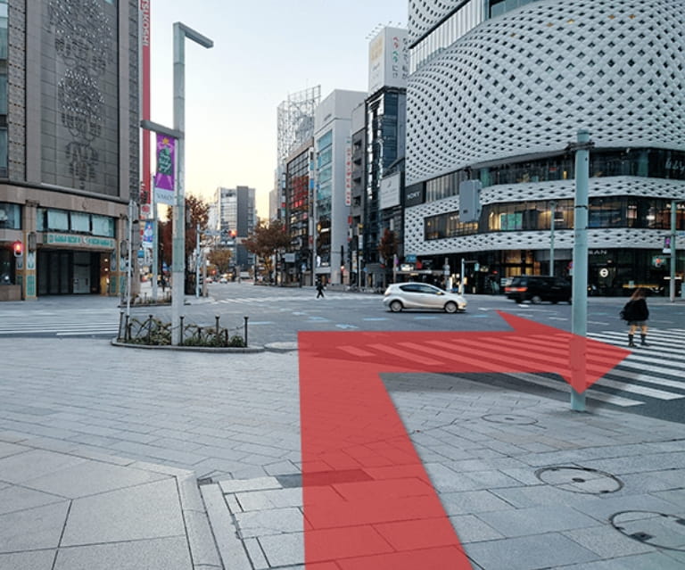 銀座四丁目交差点(左手に銀座和光、前方に銀座三越)を右に渡って直進してください。