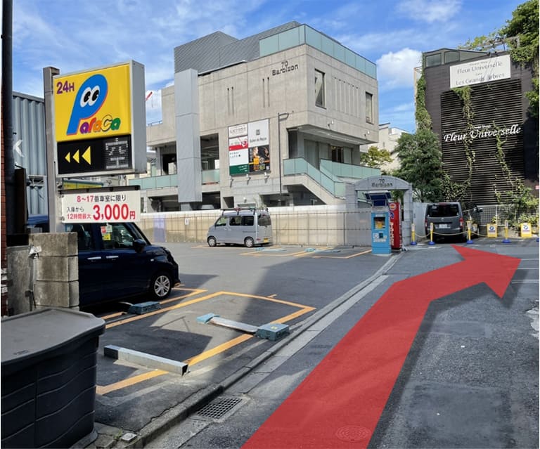 すしみさき様とネイルサロンの間に小道がございますので、右折してすぐのパーキングをご利用ください。