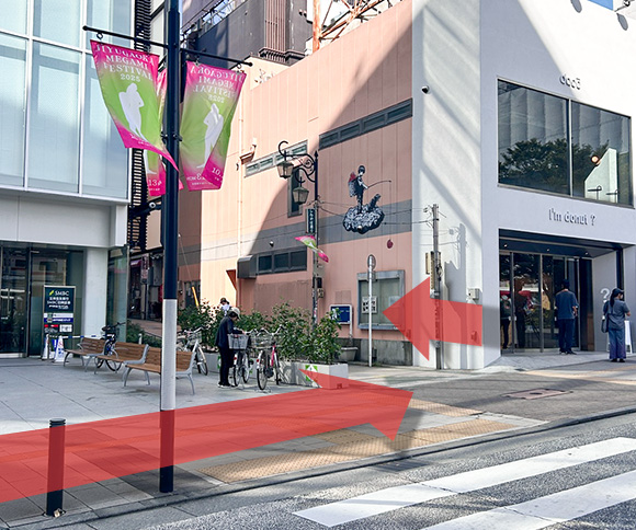 三井住友銀行と不二家書店の間の道にお進みください。