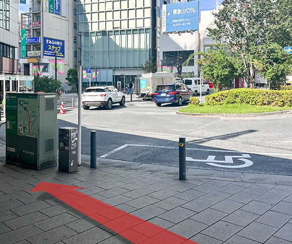 自由が丘駅正面口改札を出たら左手にお進みください。