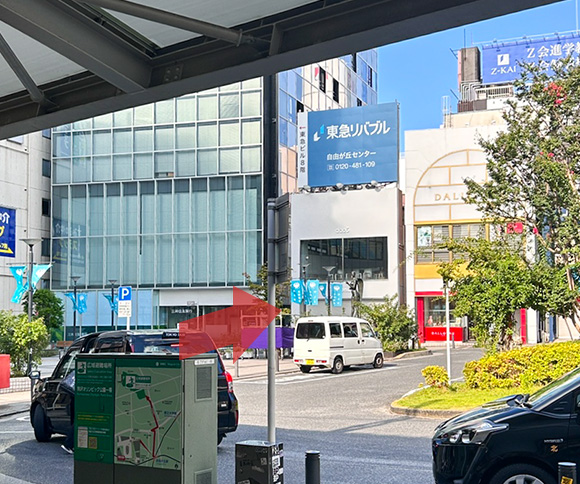 左手に進み、アイムドーナツと三井住友銀行の間の道にお進みください。