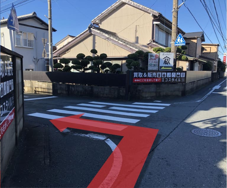 当店の看板に従い左折します。