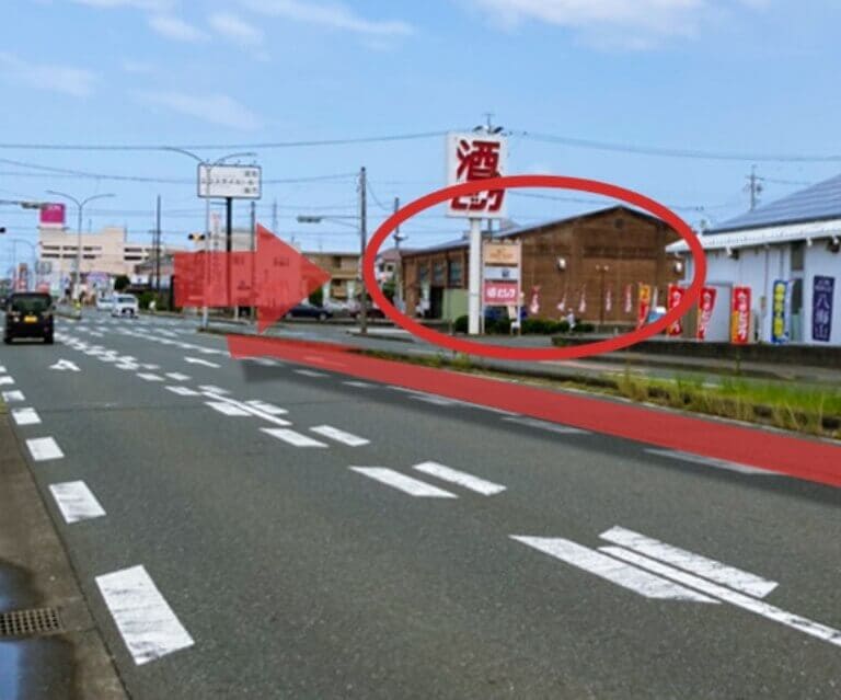 西伊場交差点の次の信号を右折していただくと、当店駐車場がございます。