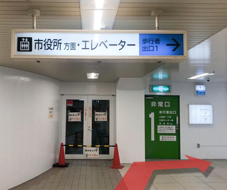 市役所方面エレベーターを目指します。