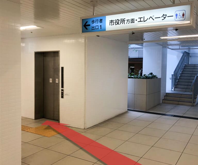 エレベーターに乗り地上に向かいます。