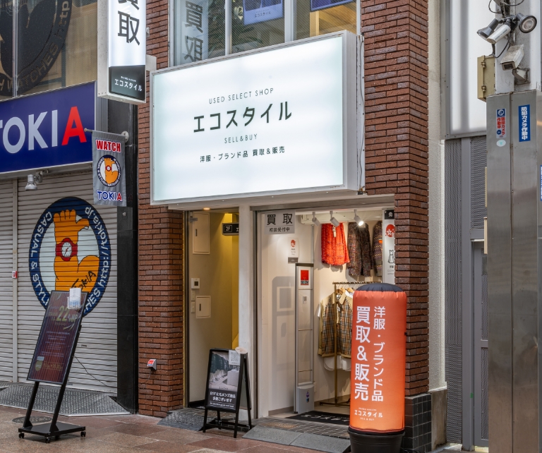 京町筋商店街を直進すると、右手にございます。