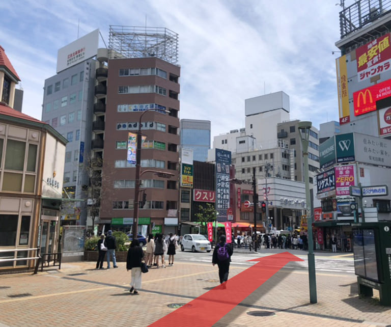 元町駅交番を左手に横断歩道を渡ります。