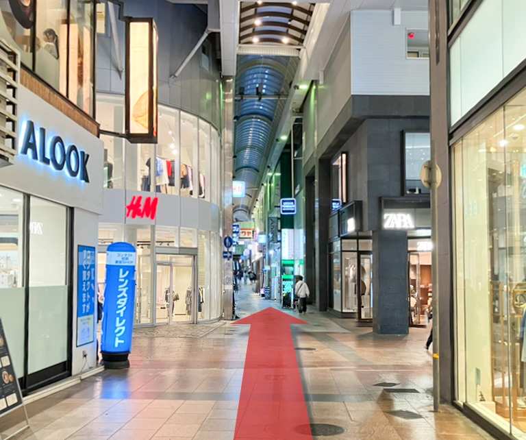 京町筋商店街と交わるZARAやクレフィ三宮がある交差点を左折します。