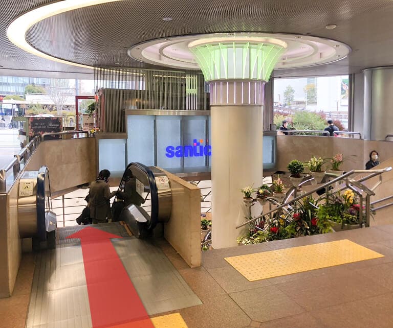 エスカレーターで1階へ到着したら、さらに左手のエスカレーターを使用し地下1階の「さんちか」へ向かいます。