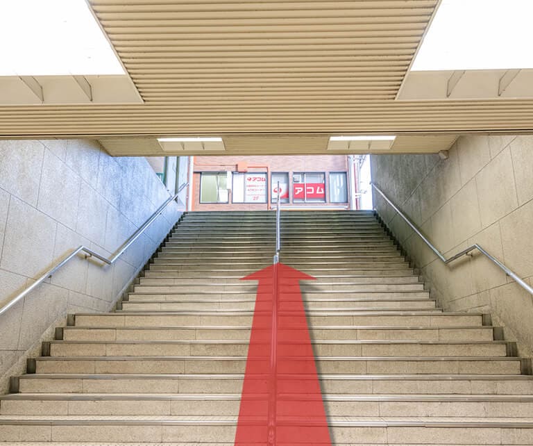 「出口A6」を上がりますと神戸三宮センター街入口に到着します。