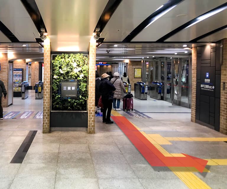 阪神電車三宮駅の西口を出た後、左折します。