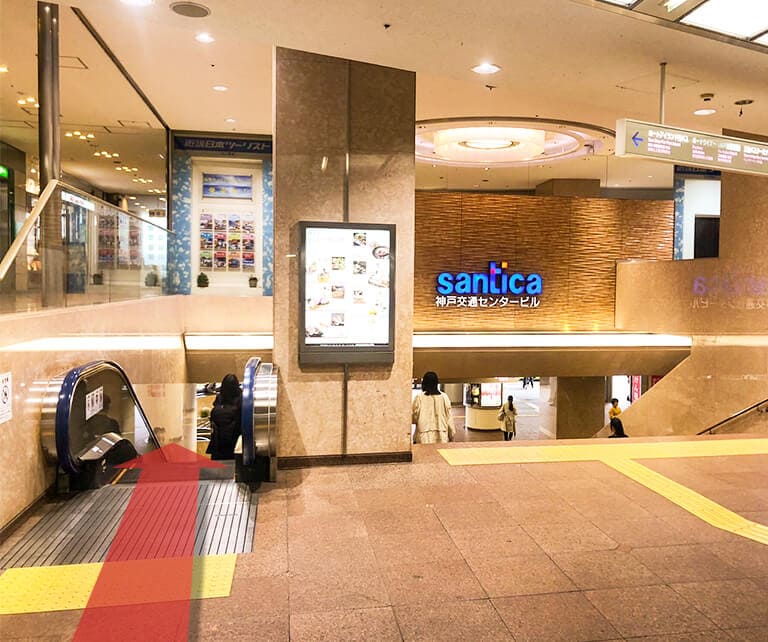 正面のエスカレーターで1階へ下ります。