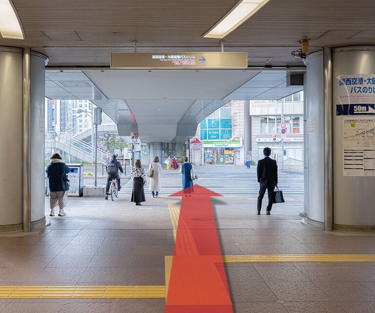 建物の外に出た後、正面の横断歩道を渡り、「神戸マルイ」を目指します。
