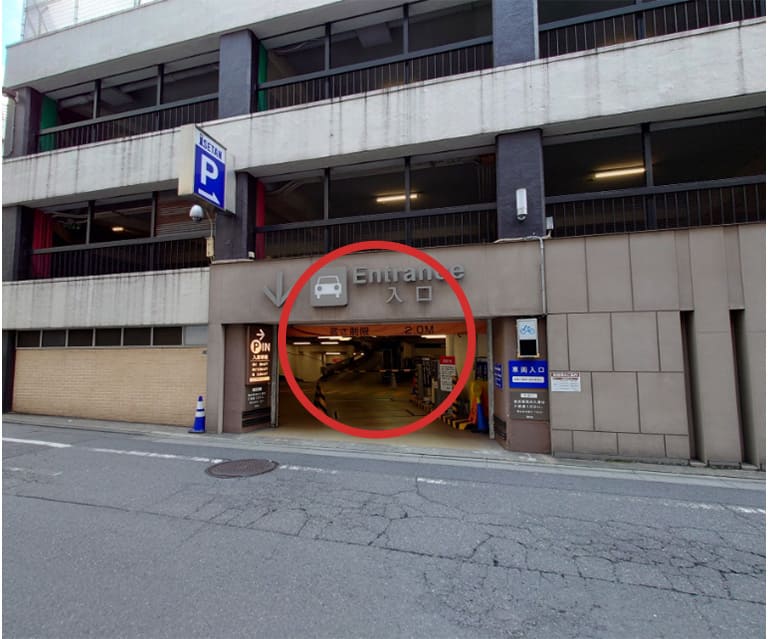 伊勢丹本館パーキングにお停めください。駐車場を出ましたら左にお進みください。