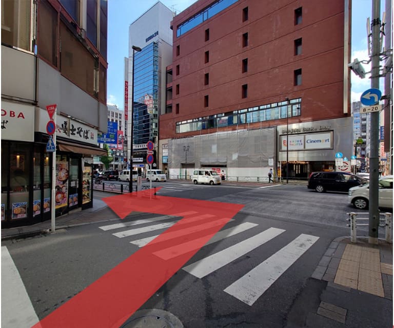 交差点を左に曲がってください。