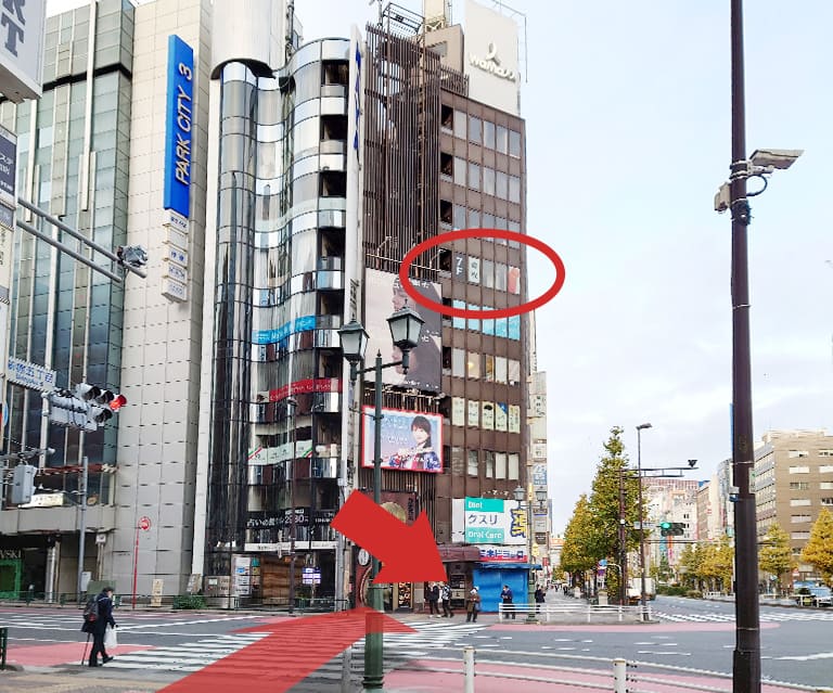 交差点の角のビル7階がエコスタイル新宿店です。