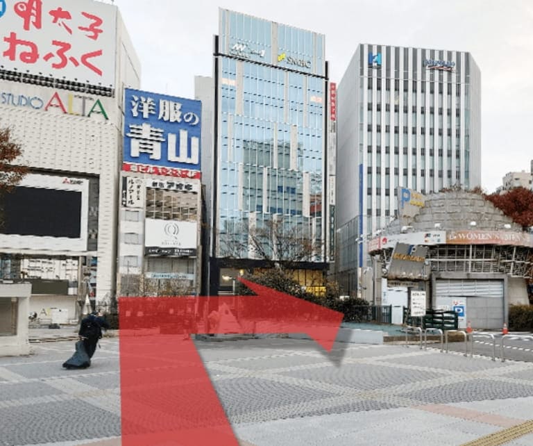 JR東口広場(アルタ前広場)を右に曲がってください。