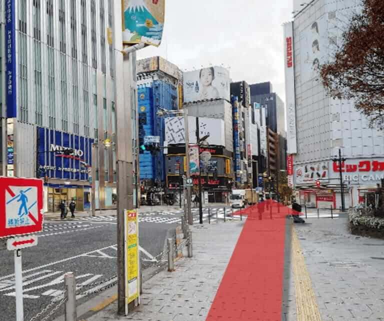 そのまま交差点を渡って直進します。