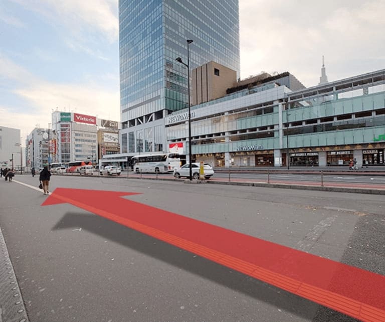 新宿駅南口をでて左に曲がり長い歩道をまっすぐ最後までお進みください。