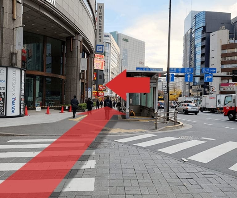 そのまま直進し、新宿四丁目交差点(正面にIKEA)を左に曲がってください。