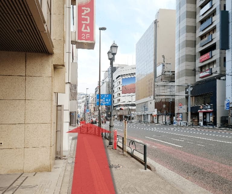 そのまま直進し、新宿三丁目交差点(正面に新宿伊勢丹、右前にルイヴィトン)をまっすぐ伊勢丹側に渡って直進します。