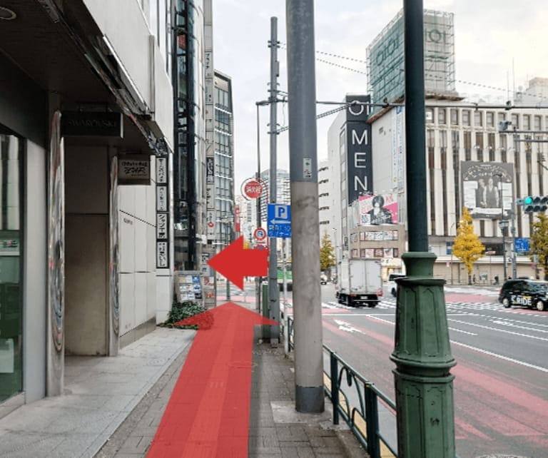 新宿三丁目駅B3口新宿五丁目交差点が見えてきます。店舗は交差点左手角にあります。