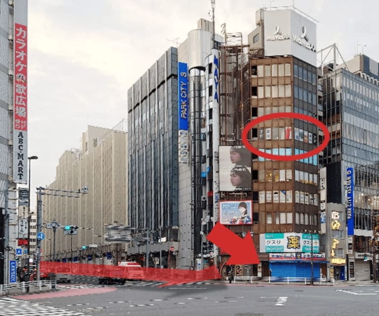 交差点の角のビルですが歩道が広めになるのでわかりづらくなっております。信号は渡りませんので、交差点に差し掛かったら左をご覧ください。