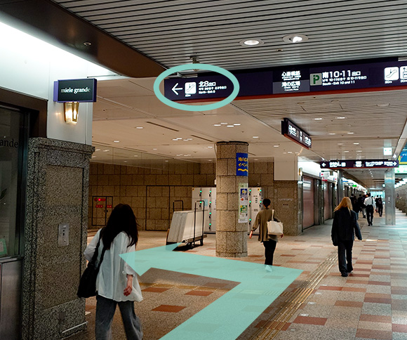 地下街「クリスタ長堀」を「北8番出口」方面へ進みます。