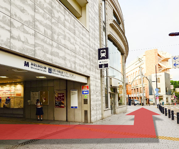 みなとみらい線元町・中華街駅の5番元町口を出て左に進むと元町ショッピングストリートが見えてきます。