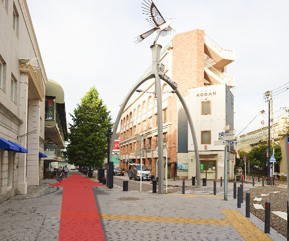 元町交番の左の道をお進み元町ショッピングストリートに入ります。