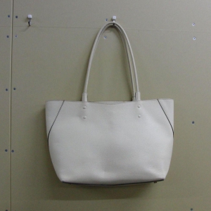 ヴァレクストラ オフホワイト アミカ レザー トートバッグ 最新の買取相場ご紹介