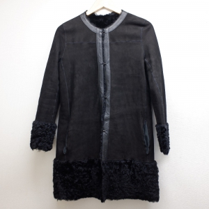 正規 ブラック ラムレザー ファー付き ノーカラー リバーシブル ムートンコート 最新の買取相場ご紹介