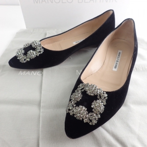 マノロブラニク スエード クリスタルビジュー付き フラットシューズ 最新の買取相場ご紹介