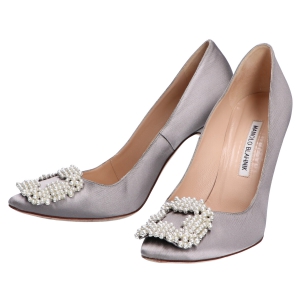 マノロブラニク ハンギシ サテン ビジューバックル パンプス 最新の買取相場ご紹介