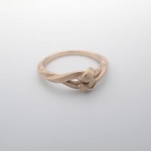 アベリ K18シャンパン KNOT 結び リング 最新の買取相場ご紹介