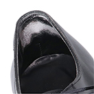 ブランド靴ならこういうものでも買取れます！踵の擦れスニーカー、革靴、パンプスなど、履いている間に擦れている物、擦り切れたもの、靴ずれで血がついてしまったものでもブランド靴なら買取することが出来ます。