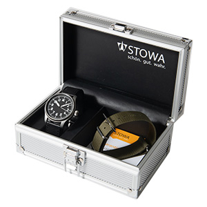 ストーヴァ 黒文字盤 Flieger Verus 40 手巻き時計 買取相場例です