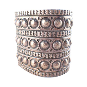 サンシャインリーブス SV925 ナバホ族 スタンプワーク バングル 買取相場例です