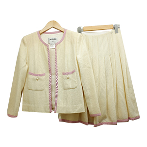 シャネル 2003年 ウール混 パール釦 スーツ セットアップ 買取相場例です