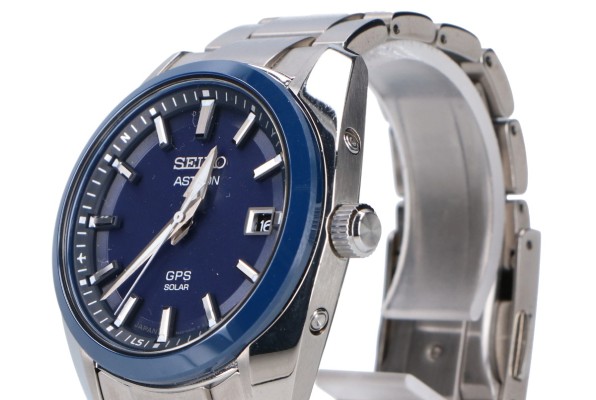 ゼンマイを巻く、ソーラー充電しておく