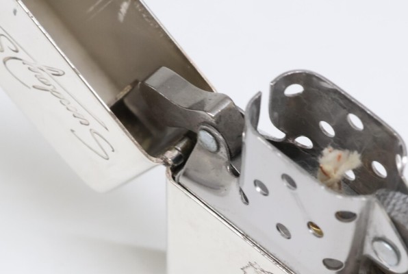 ヒンジの緩みは無料修理に出してから