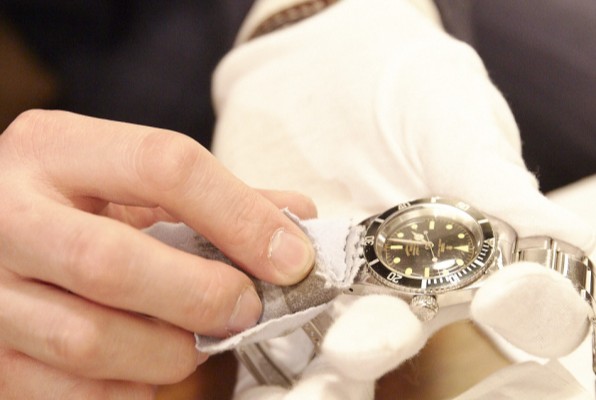 本体・ベルトを丁寧に洗浄する