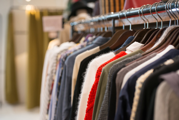 着ない洋服は売るか捨てるか、どちらが正解?着なくなった服の処分方法
