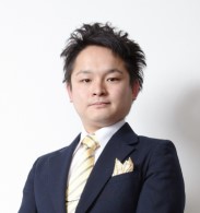金成伊吹,リユース営業士,横浜元町店長

入社後4年間2店舗の買取専門店、店長経験を経て、当社のEC事業部を設立。5年間EC販売部門責任者として国内外の販路を拡大したのち、現在は鑑定士に戻り、関東4店舗の買取サポートをする鑑定士。
得意とする商材は洋服、バッグ、靴、時計、ジュエリー、ヴィンテージアイテムなどで、多くの商品を取り扱い豊富な知識を身に着け、査定に生かしている。