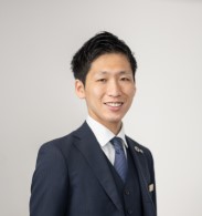北濱勇樹,リユース営業士、AACD協会基準判定士,エコスタイル神戸三宮店所属　店長

入社後にネット通販課で商品知識を身に付け、エコスタイル宅配買取センターで査定経験を積む。その後エコスタイル浜松鴨江店にて副店長を経験(現浜松入野店)し、エコスタイル大阪心斎橋店の立ち上げ責任者として3年間勤務。そして2023年3月にエコスタイル神戸三宮店の立ち上げ責任者に就任。
査定知識は洋服、バッグ、靴、時計、ジュエリー、食器、小物類(財布・アイウェア・アクセサリーなど)など多岐にわたり、オールジャンル対応している。
