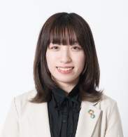 清野 莉彩,,入社後に浜松入野店に配属。現在は鑑定士として査定を行っている。
得意不得意は特になく、洋服、バッグからアクセサリー、時計まで幅広く査定を担当している。