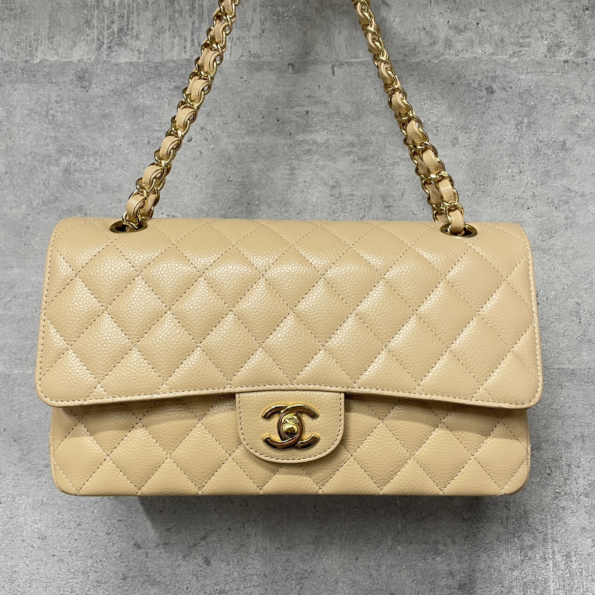 シャネル(CHANEL) ベージュ 31番台 キャビアスキン ゴールド金具 ダブルフラップ マトラッセ25