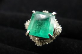 エメラルドのpt900　7.05ct　エメラルドリングの買取実績です。