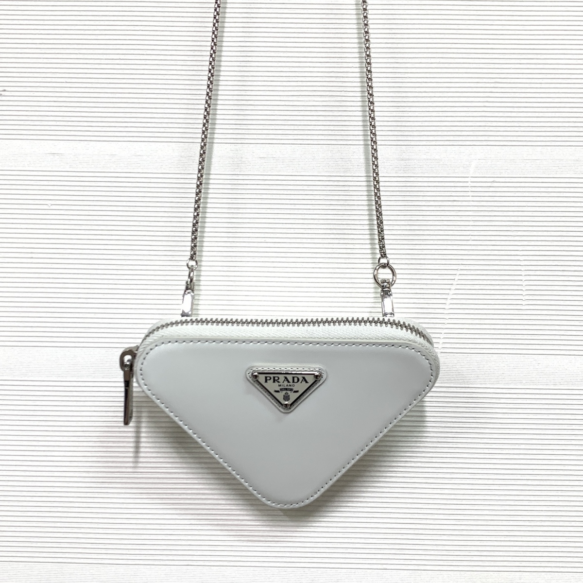 銀座本店で、プラダの1NR005の白のブラッシュドレザーのチェーン