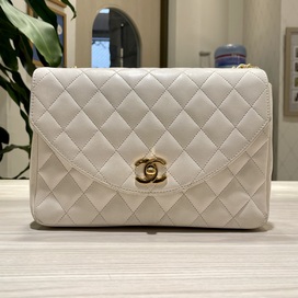 シャネルのホワイト 1番台 マトラッセ ゴールド金具 チェーンショルダーバッグの買取実績です。